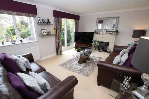 4 bedroom detached house for sale, The Crescent, Hood Green