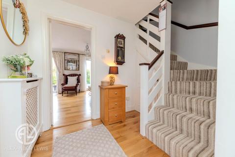 127 Howard Drive, Letchworth Garden City, SG6 2BX