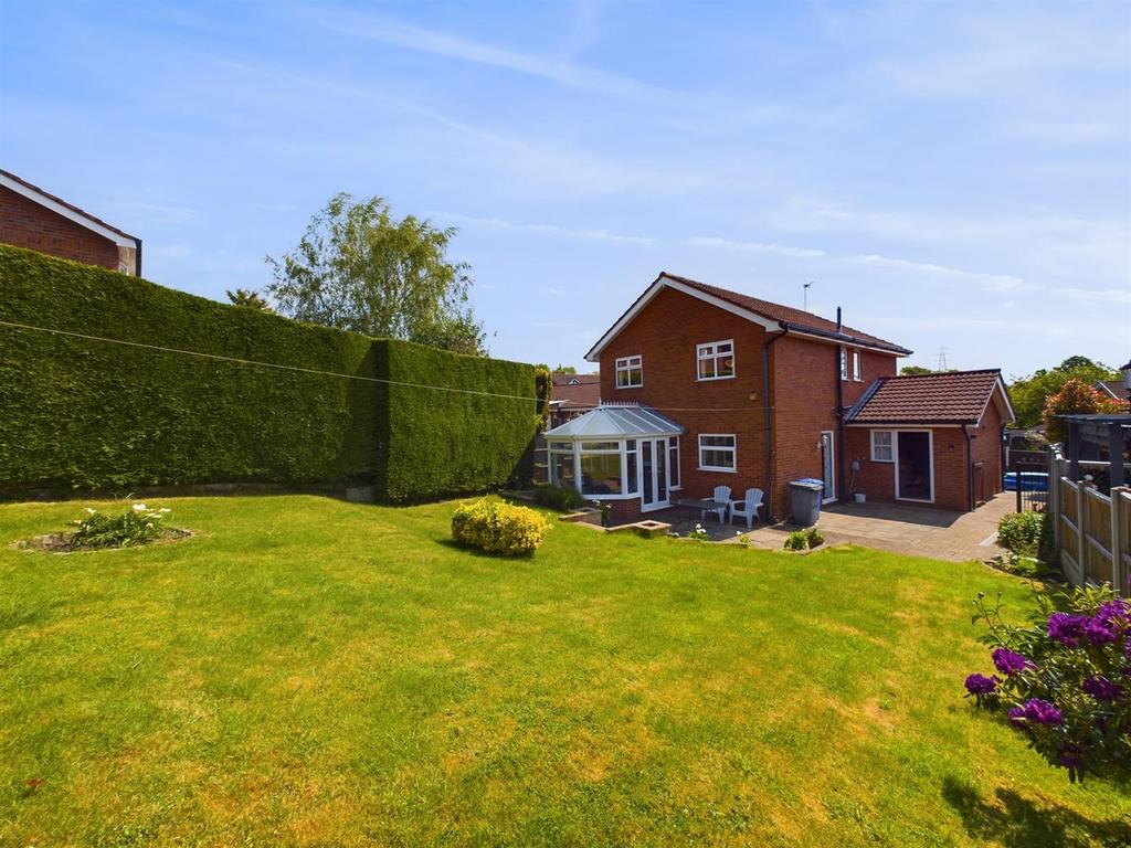 Sutton Weaver, Runcorn WA7 4 bed detached house £300,000