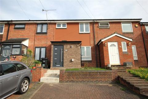 3 bedroom terraced house to rent, The Foxgloves, CM12