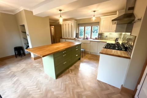 6 bedroom semi-detached house to rent, 5/6 Bedroom House - High Wycombe