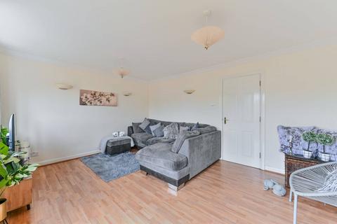 3 bedroom terraced house to rent, Sandpiper Road, Sutton, SM1