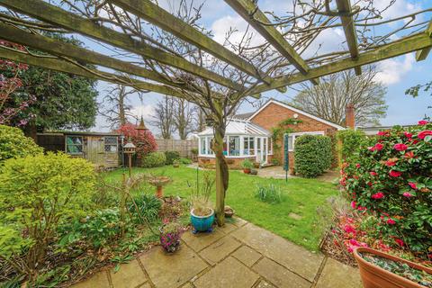 26 Chestnut Way, Godalming, GU7 1TS