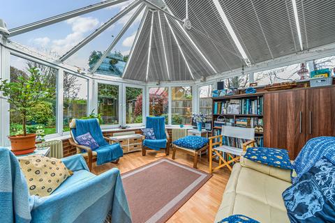26 Chestnut Way, Godalming, GU7 1TS