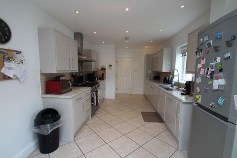 5 bedroom semi-detached house to rent, Station Road, Loughton