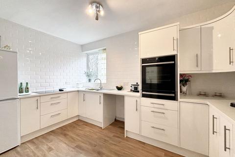 2 bedroom apartment for sale, Roe Green Avenue, Manchester M28