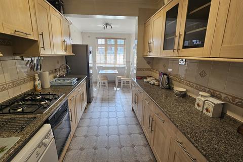 4 bedroom end of terrace house to rent, Portway, Stratford, London, E15