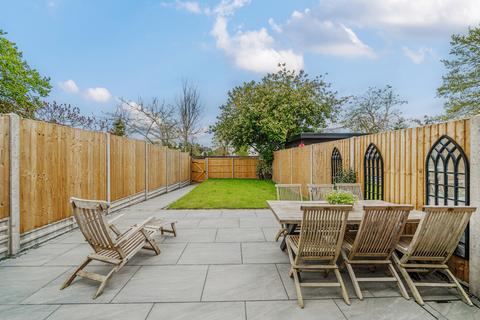 28 Kings Road, Godalming, GU7 3ET