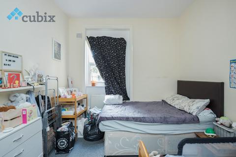 2 bedroom ground floor flat to rent, Queens Road, London SW19