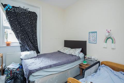 2 bedroom ground floor flat to rent, Queens Road, London SW19