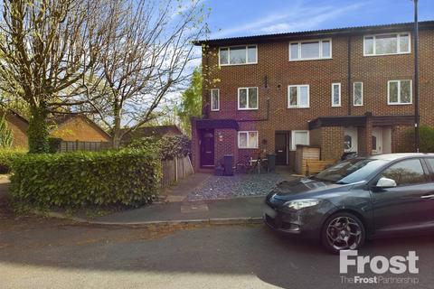 2 bedroom maisonette for sale, Foxwood Close, Feltham, TW13