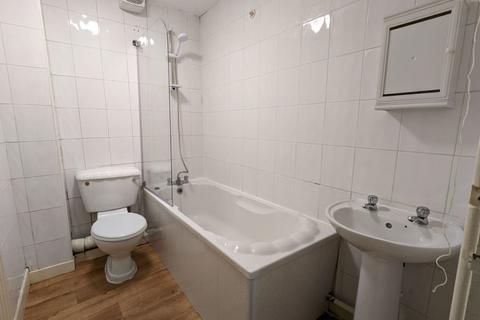 1 bedroom flat to rent, Hathersage Road, Manchester M13