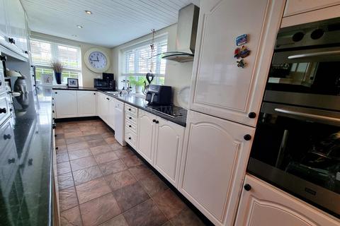 5 bedroom semi-detached house for sale, Oakfield Road, Barry, The Vale Of Glamorgan. CF62 8PR