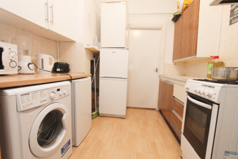 1 bedroom in a house share to rent, Daybrook Road, London, SW19
