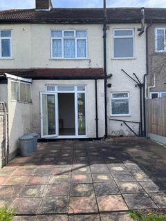 3 bedroom terraced house to rent, Beechfield Gardens, Romford RM7