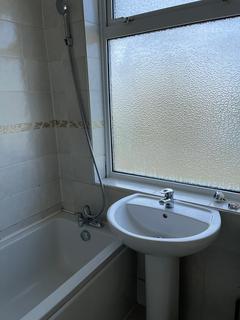 3 bedroom terraced house to rent, Beechfield Gardens, Romford RM7