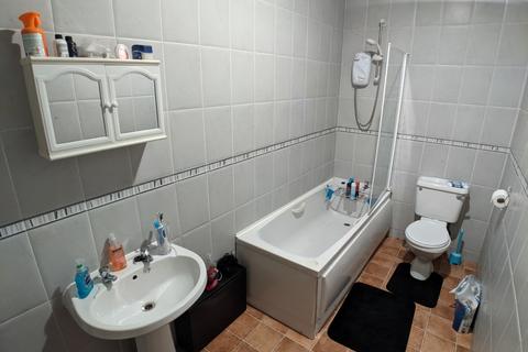 2 bedroom flat to rent, Hathersage Road, Manchester M13