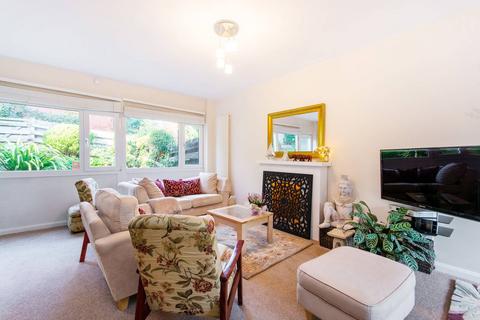 5 Grassmount, London, SE23 3UW
