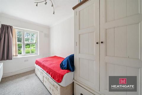 3 bedroom flat for sale, Heathcroft, Hampstead Way,NW11