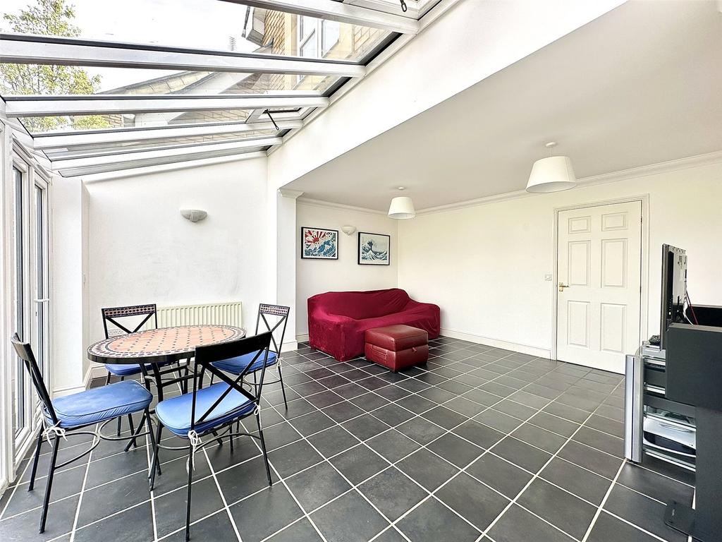 Lounge/Dining