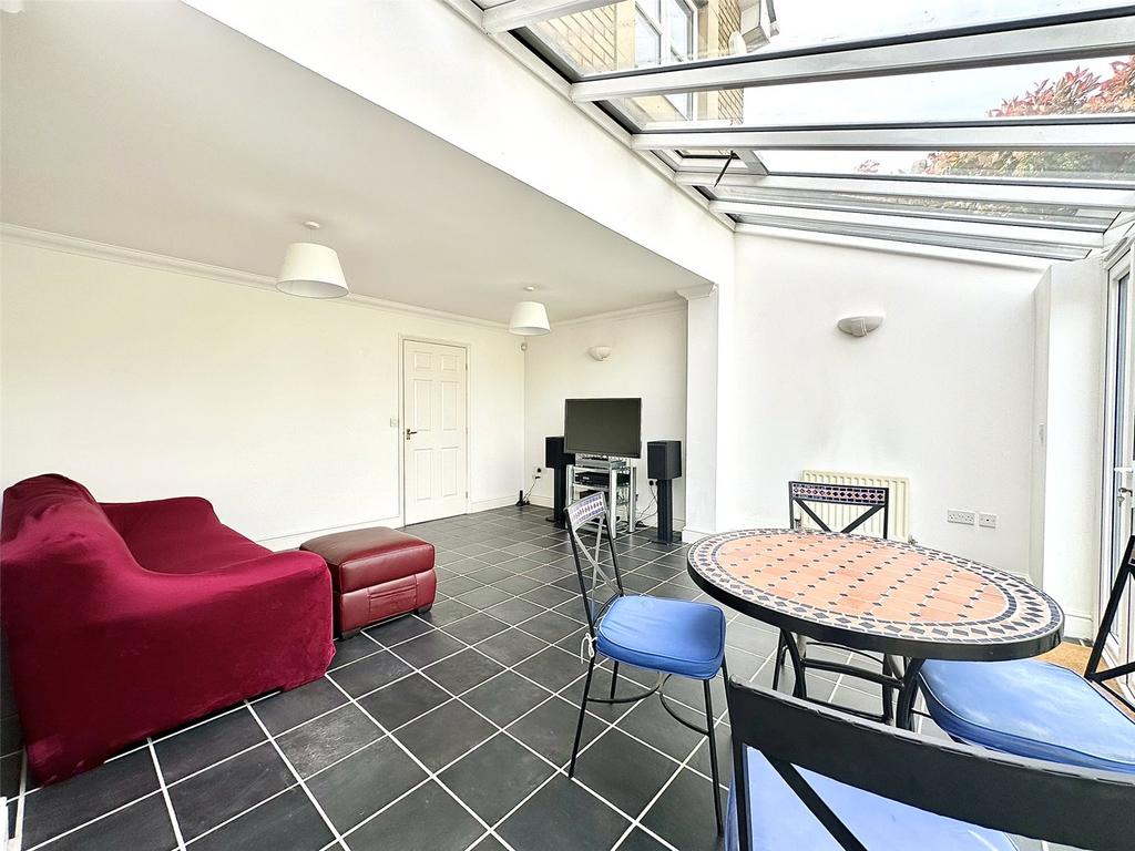 Lounge/Dining