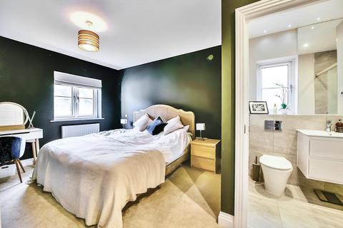5 Bryan Gardens, Binfield, Bracknell, RG42 4JQ