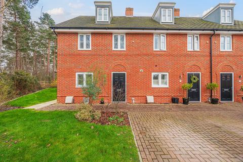 3 bedroom end of terrace house for sale, Crowthorne, Berkshire RG45