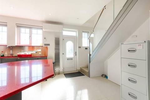 2 bedroom flat to rent, Vale Parade, London, SW15 3PS