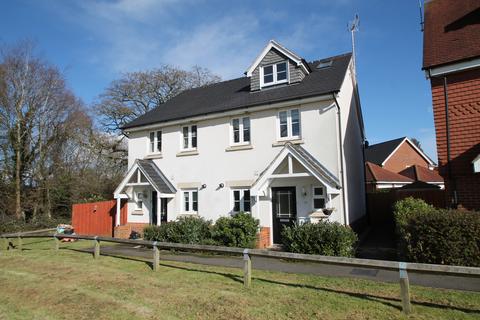 3 bedroom semi-detached house to rent, Sindlesham, Wokingham RG41