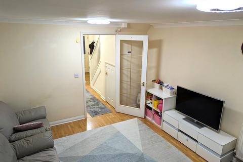 2 bedroom terraced house to rent, Parklands Close, Ilford IG2