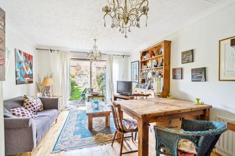 91 Chamberlain Way, Pinner, HA5 2AT