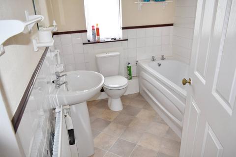 2 bedroom end of terrace house to rent, Westbury Road, Nuneaton CV10