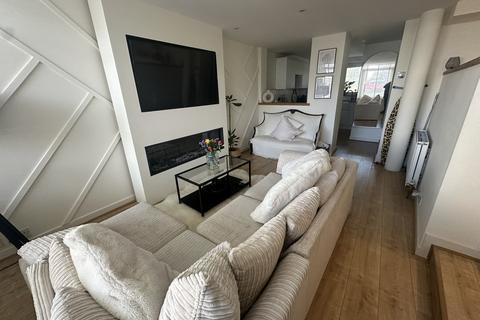 1 bedroom flat to rent, Chiswick Place, Eastbourne BN21