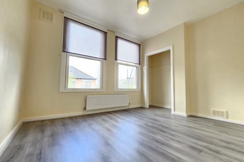 3 bedroom flat to rent, Belmont Road, London N15