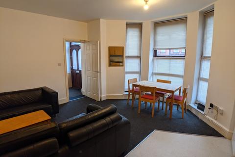 3 bedroom flat to rent, Hathersage Road, Manchester M13