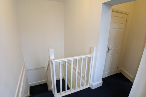 3 bedroom flat to rent, Hathersage Road, Manchester M13