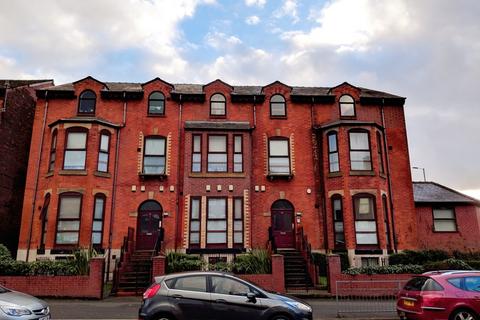 4 bedroom flat to rent, Hathersage Road, Manchester M13