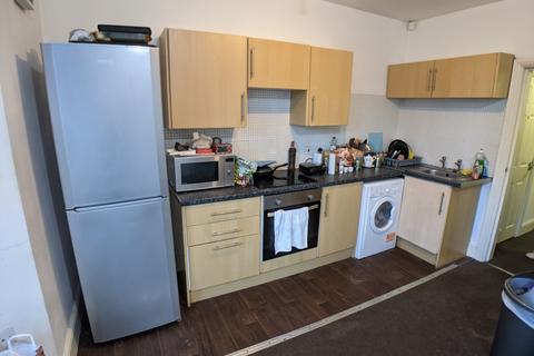 4 bedroom flat to rent, Hathersage Road, Manchester M13