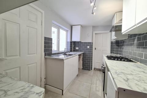 3 bedroom terraced house to rent, Castle Road, Chatham, ME4