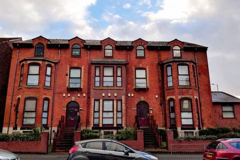 2 bedroom flat to rent, Hathersage Road, Manchester M13