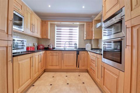 2 bedroom apartment for sale, Queens Road, Frinton on Sea CO13