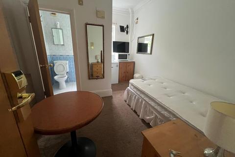 1 bedroom bedsit to rent, London W5