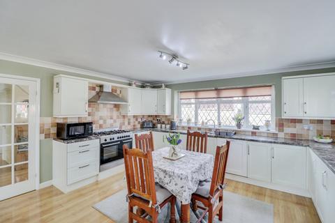 5 bedroom bungalow for sale, Walsh Lane, New Farnley, Leeds, West Yorkshire, LS12