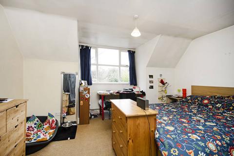 3 bedroom terraced house to rent, Chester Crescent, Dalston, London, E8