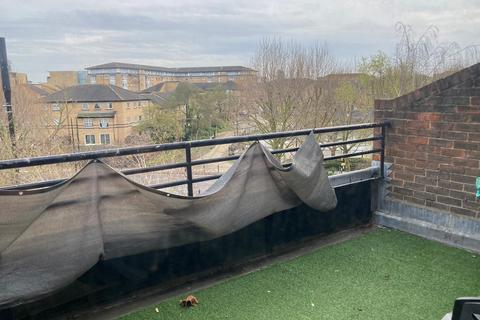 Studio to rent, Ironmongers Place, London E14