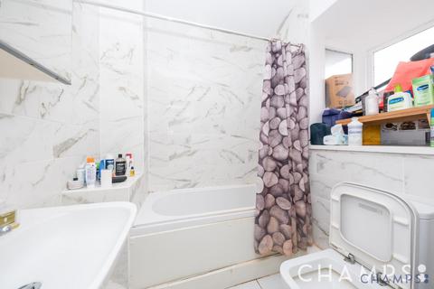 Studio to rent, Ironmongers Place, London E14