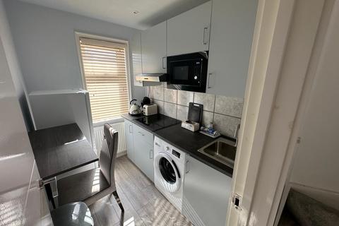 1 bedroom in a house share to rent, Colin Park Road, London NW9