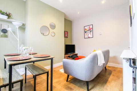 3 bedroom terraced house to rent - Bills Included: Kelsall Road, Hyde Park, Leeds, LS6
