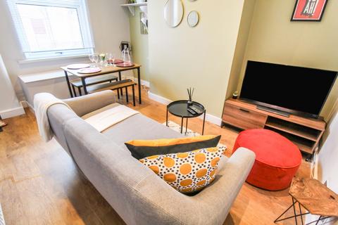 3 bedroom terraced house to rent, Bills Included: Kelsall Road, Hyde Park, Leeds, LS6