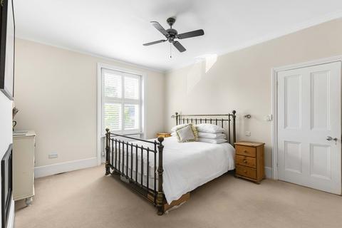 89 The Vineyard, Richmond, TW10 6AT